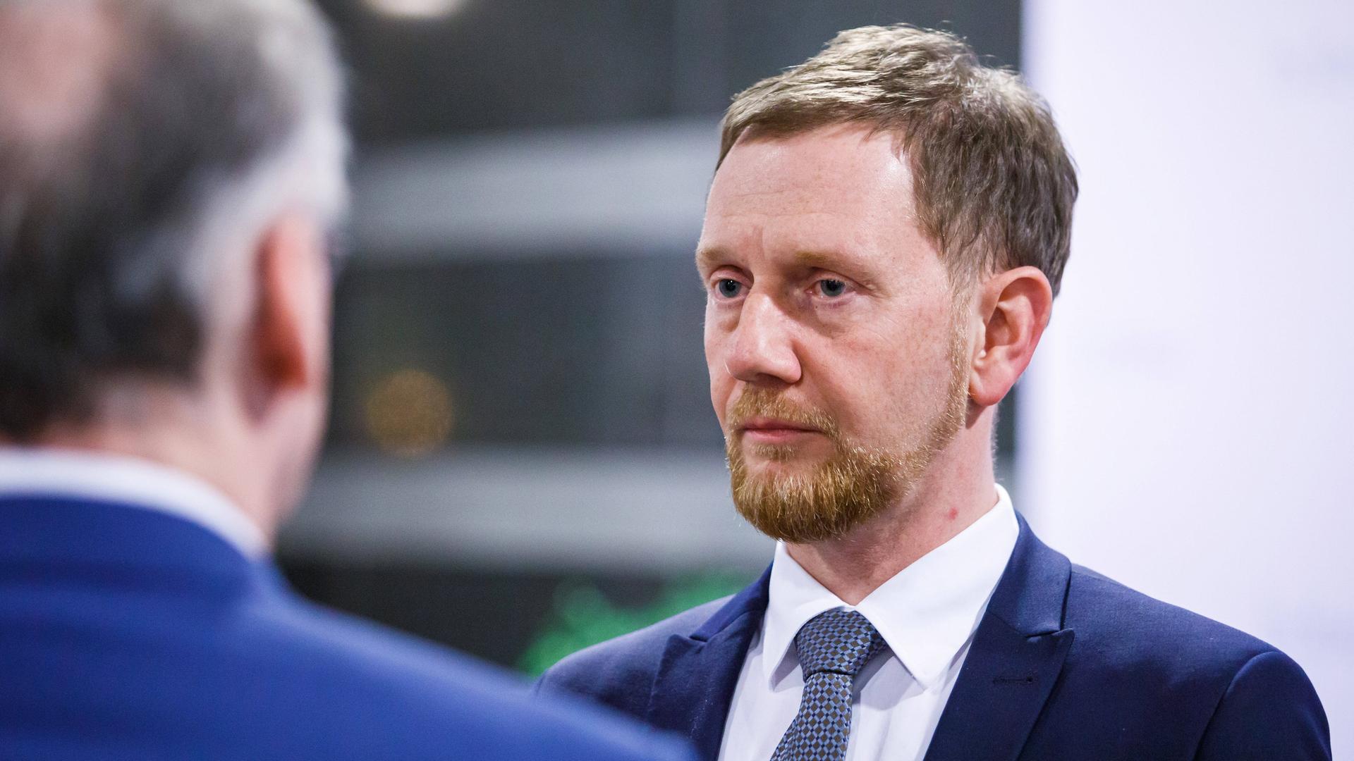 Der sächsische Ministerpräsident Michael Kretschmer ist zu Gast bei der Strukturwandelkonferenz in Cottbus am 1. März 2023.