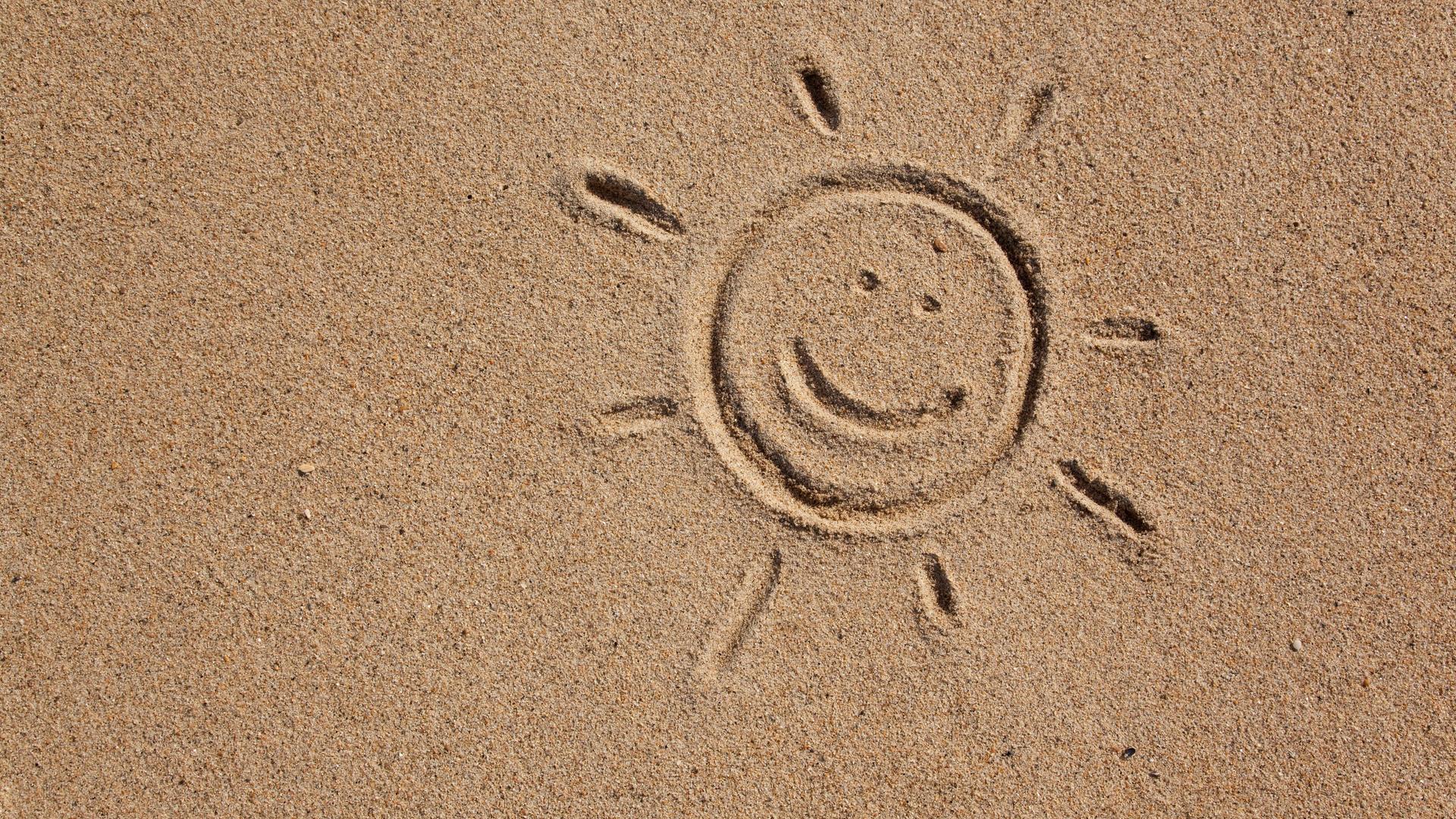 Strichzeichnung einer Sonne am Strand Strichzeichnung einer Sonne am Strand