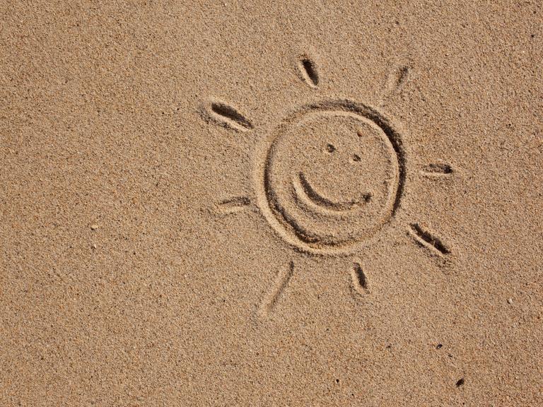 Strichzeichnung einer Sonne am Strand