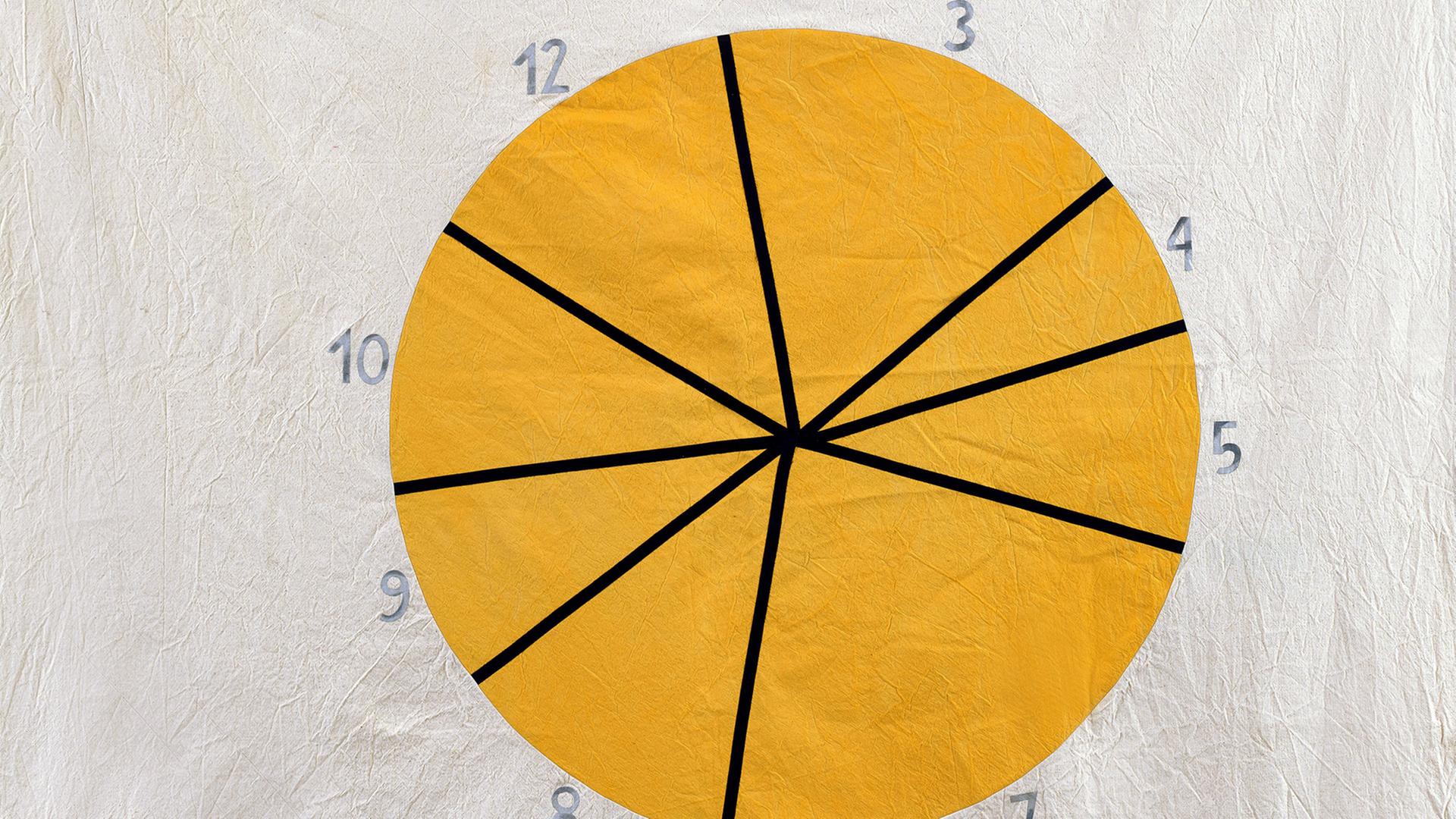 18 Menschen dokumentieren mit Aufnahmegerät ihren Alltag. Zu sehen: Eine gelbe,gemalte Uhr auf grauem Hintergrund. 18 Menschen dokumentieren mit Aufnahmegerät ihren Alltag. Zu sehen: Eine gelbe,gemalte Uhr auf grauem Hintergrund.