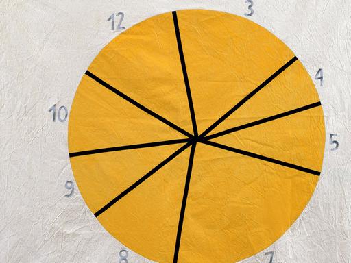 18 Menschen dokumentieren mit Aufnahmegerät  ihren Alltag. Zu sehen: Eine gelbe,gemalte Uhr auf grauem Hintergrund. 