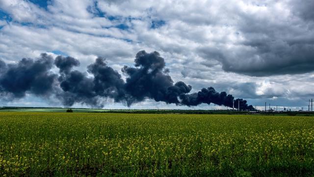 Rauch steigt in den Himmel, nachdem russische Granaten die Ölraffinerie von Lyssjansk getroffen haben.