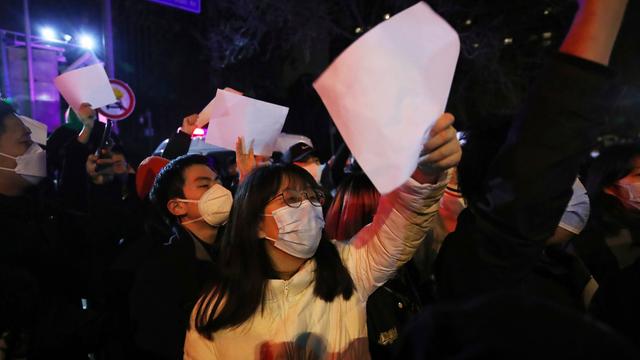 Hunderte Menschen haben sich im Bezirk Liangmaqiao der chinesischen Hauptstadt Peking an einer  Demonstration gegen die Null-Covid-Strategie von Staatschef Xi Jinping teilgenommen