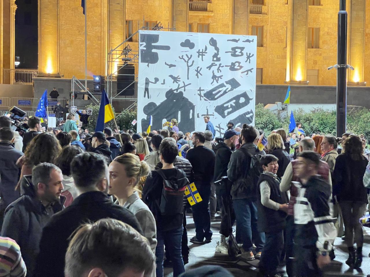 Antikriegsdemonstration mit Yoffes Bild „No War“ vor dem georgischen Parlament
