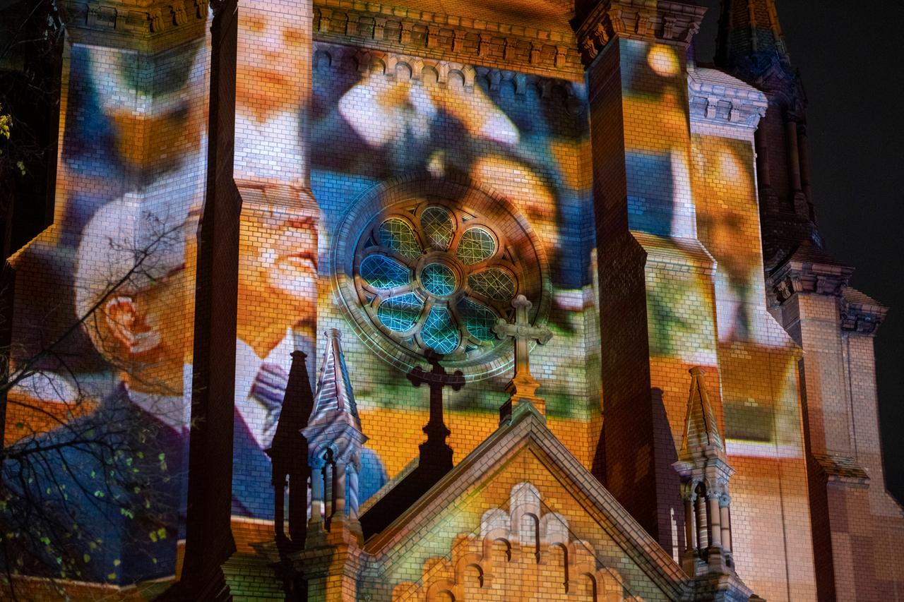 Eine Videoprojektion mit der Darstellung von Erich Honecker auf der Backsteinfassade der Gethsemanekirche. Eine Videoprojektion mit der Darstellung von Erich Honecker auf der Backsteinfassade der Gethsemanekirche.
