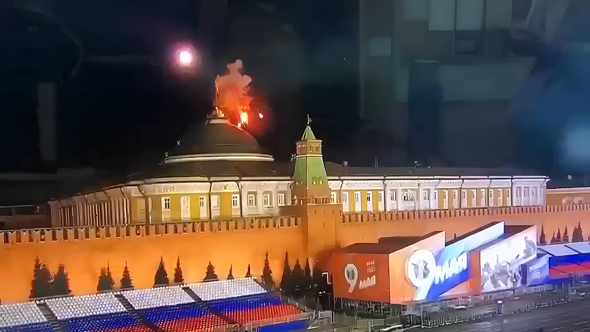 Das Bild stammt angeblich aus einer Überwachungskamera. Das Foto zeigt Flammen und Rauch über der Kuppel des Kreml. Das Bild stammt angeblich aus einer Überwachungskamera. Das Foto zeigt Flammen und Rauch über der Kuppel des Kreml.