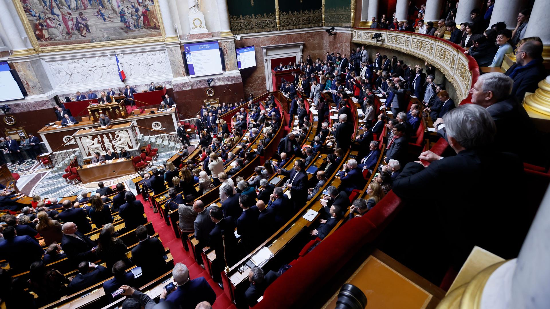 Ein Blick von einem der obersten Ränge auf die französische Nationalversammlung. Vorne am Rednerpult steht Premierministerin Elisabeth Borne. Ein Blick von einem der obersten Ränge auf die französische Nationalversammlung. Vorne am Rednerpult steht Premierministerin Elisabeth Borne.