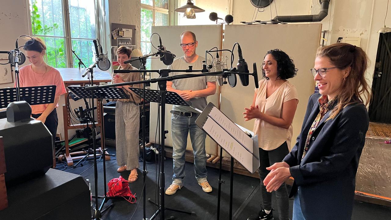 In unserem Hörspielstudio (v.lks): Ruth Rosenfeld, Maya Gorkin, Godehard Giese, Ariella Hirshfeld und Meike Droste In unserem Hörspielstudio (v.lks): Ruth Rosenfeld, Maya Gorkin, Godehard Giese, Ariella Hirshfeld und Meike Droste