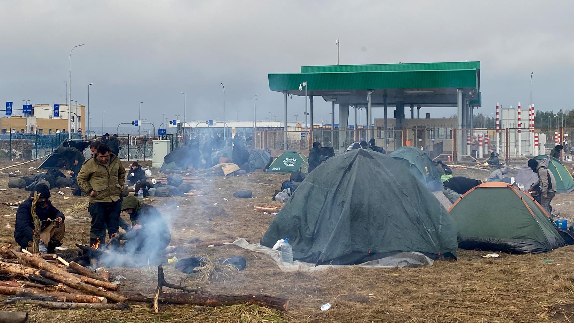 Migranten campieren an der polnisch-belarussischen Grenze Migranten campieren an der polnisch-belarussischen Grenze