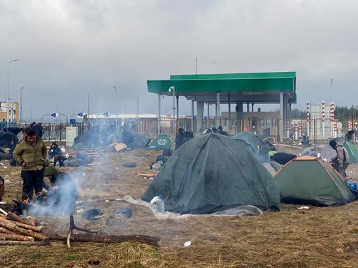 Migranten campieren an der polnisch-belarussischen Grenze