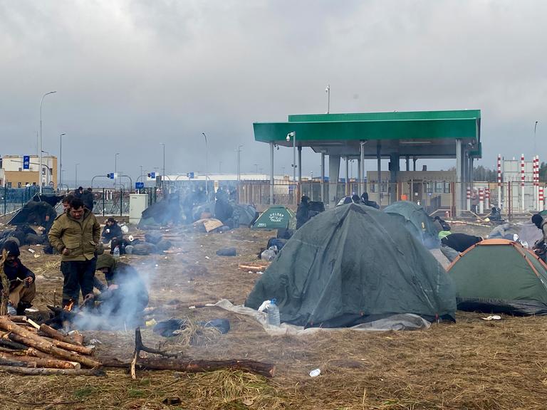 Migranten campieren an der polnisch-belarussischen Grenze