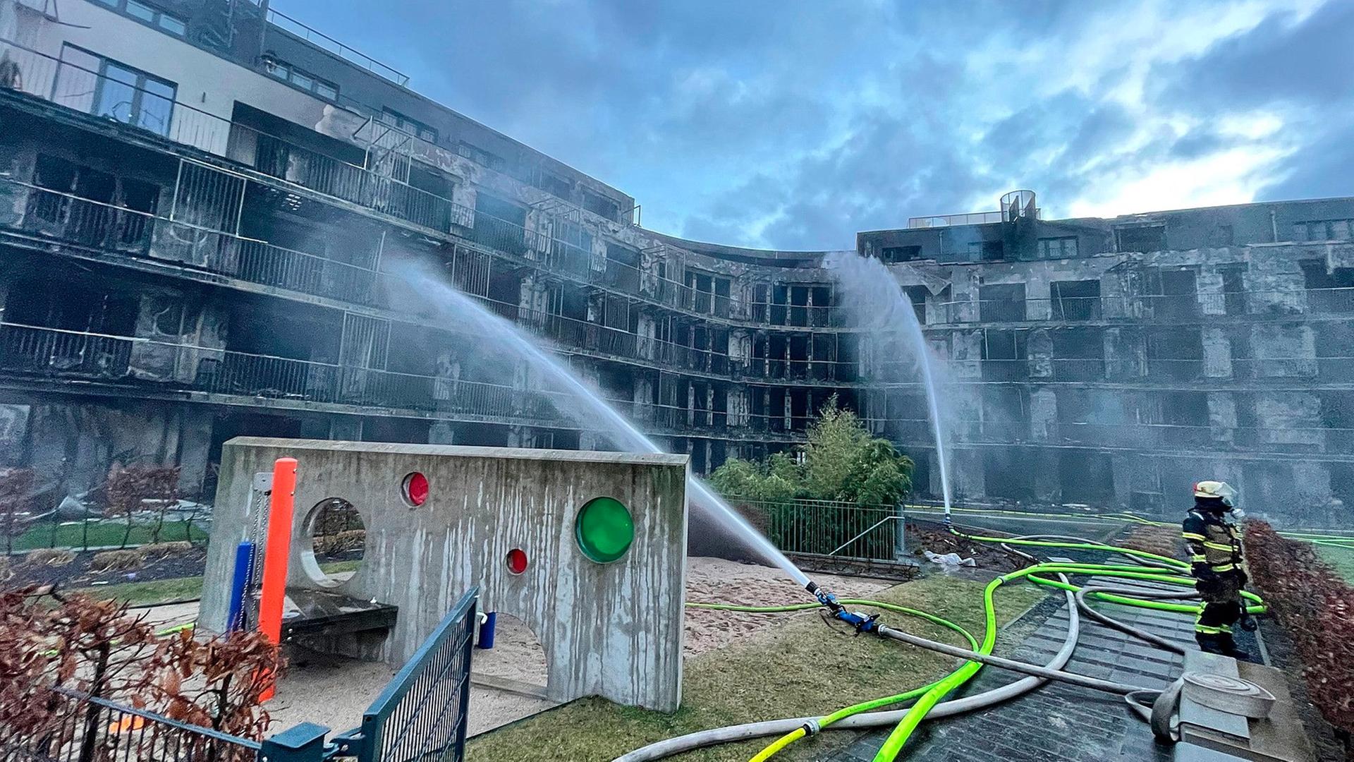 Die Feuerwehr löscht ein großes Haus in Essen. Die Feuerwehr löscht ein großes Haus in Essen.