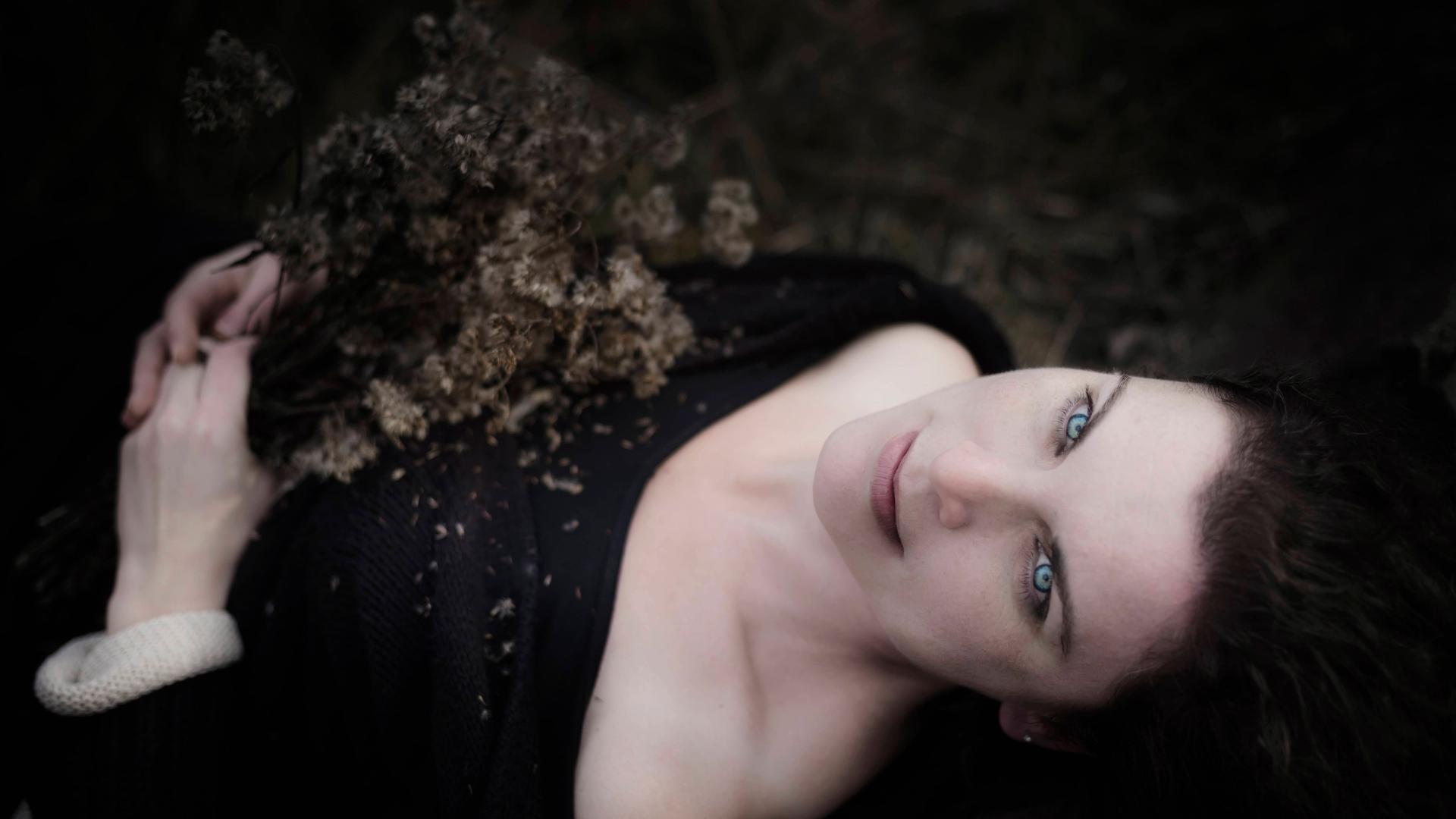 Porträt einer liegenden melancholischen Frau. || Modellfreigabe vorhanden Porträt einer liegenden melancholischen Frau. || Modellfreigabe vorhanden