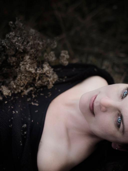 Porträt einer liegenden melancholischen Frau. || Modellfreigabe vorhanden