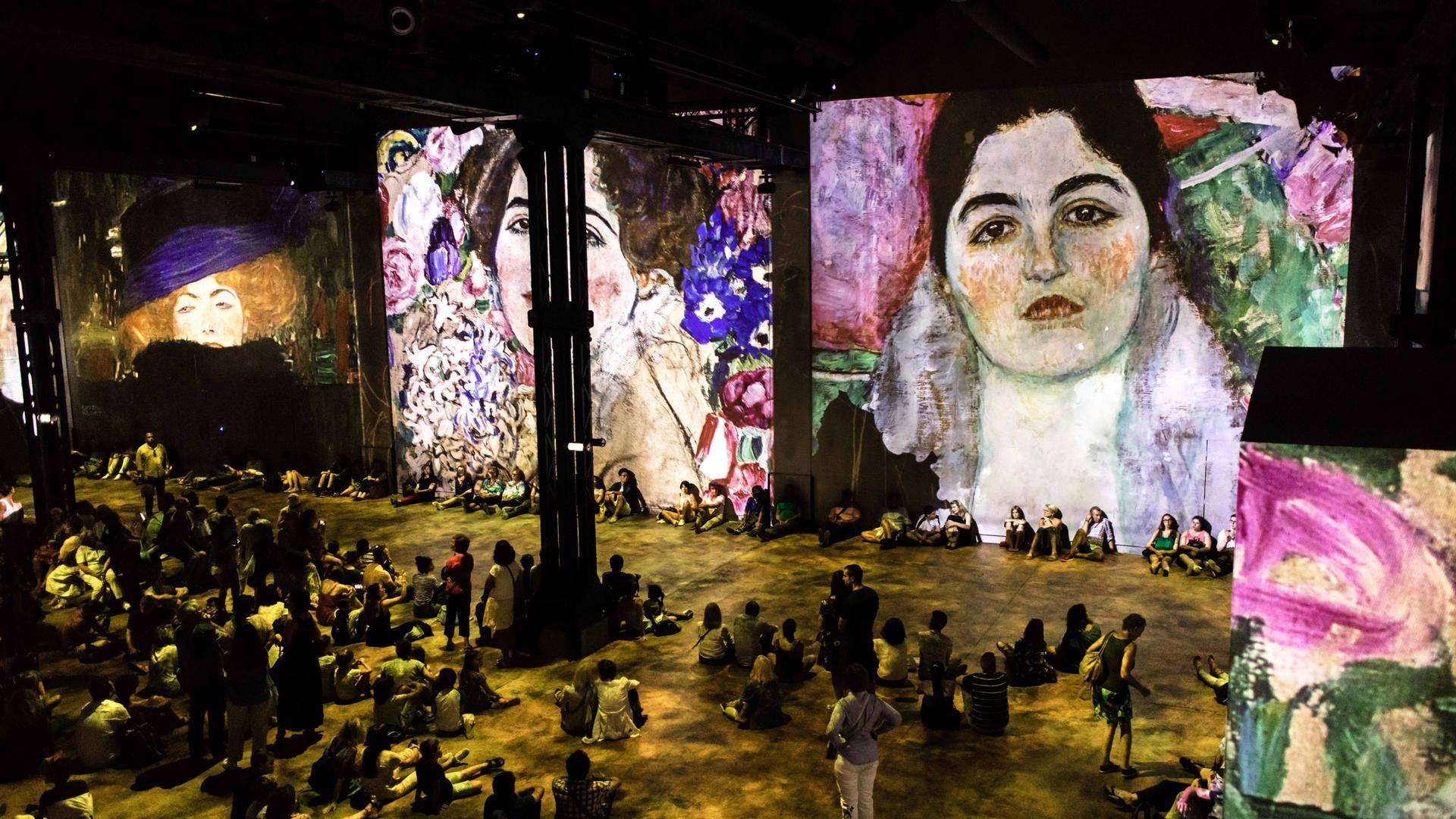 Menschen in der immersiven Ausstellung "Gustav Klimt" im Atelier des Lumières in Paris Menschen in der immersiven Ausstellung "Gustav Klimt" im Atelier des Lumières in Paris
