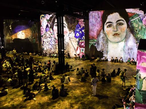 Menschen in der immersiven Ausstellung "Gustav Klimt" im Atelier des Lumières in Paris