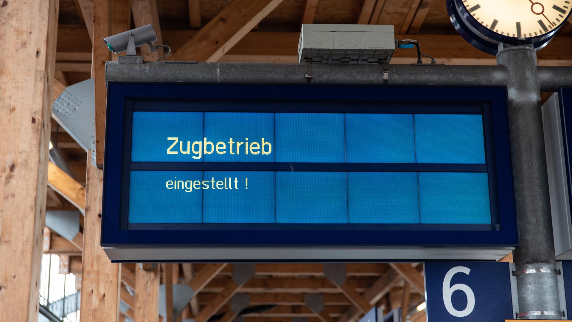 Eine Anzeigentafel am Bahnhof Oldenburg unterrichtet die Fahrgäste, dass der Zugverkehr eingestellt wurde.