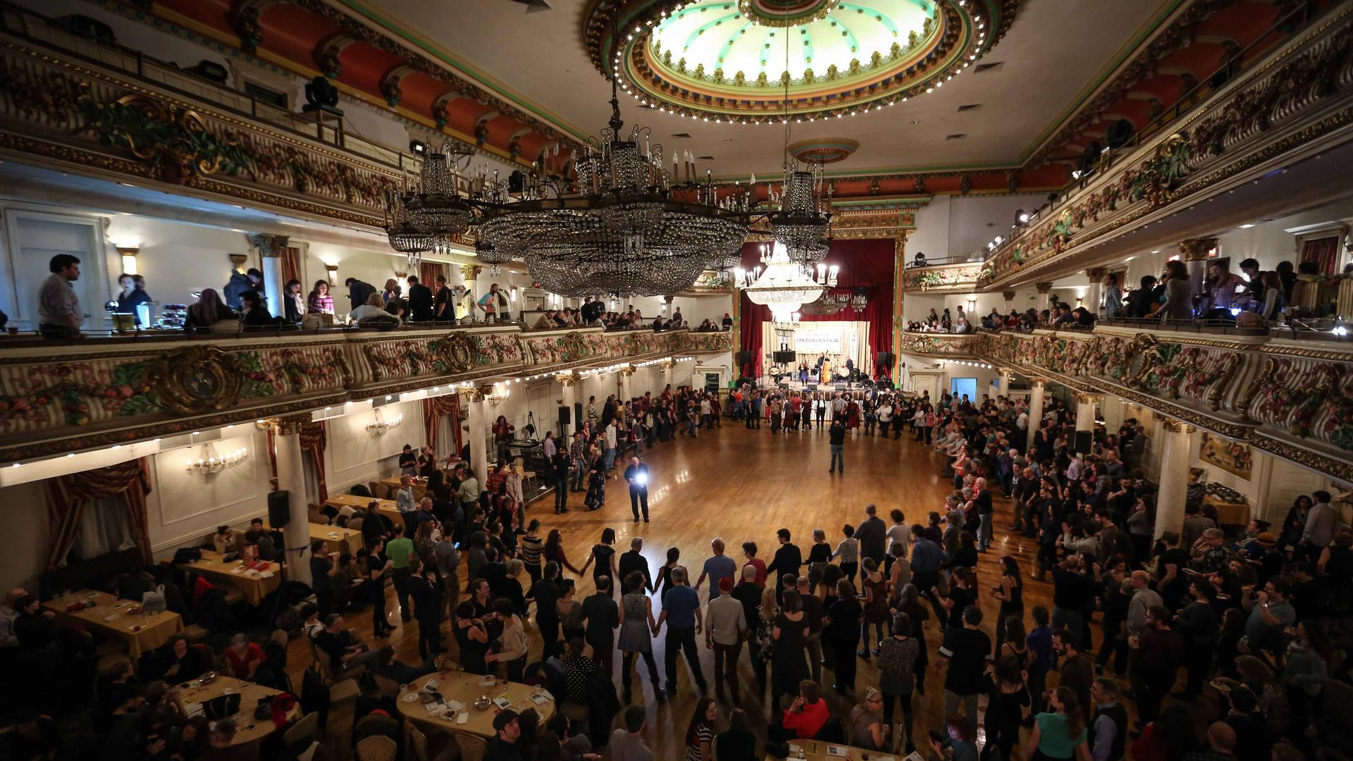 Viele Menschen bilden in der Grand Prospect Hall in New York, USA, einen Tanzkreis. Viele Menschen bilden in der Grand Prospect Hall in New York, USA, einen Tanzkreis.