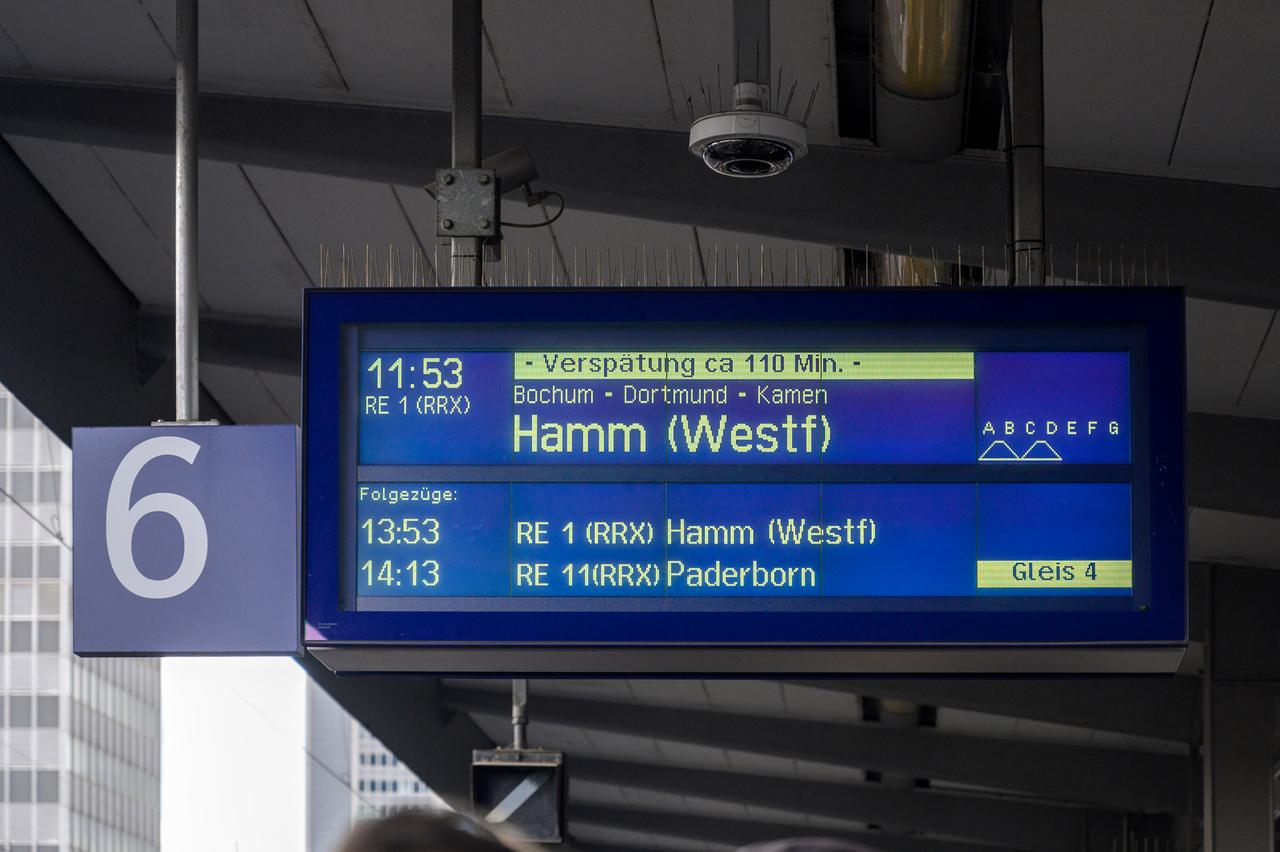 Anzeigetafel bei der Bahn mit Ankündigung einer Verspätung Anzeigetafel bei der Bahn mit Ankündigung einer Verspätung