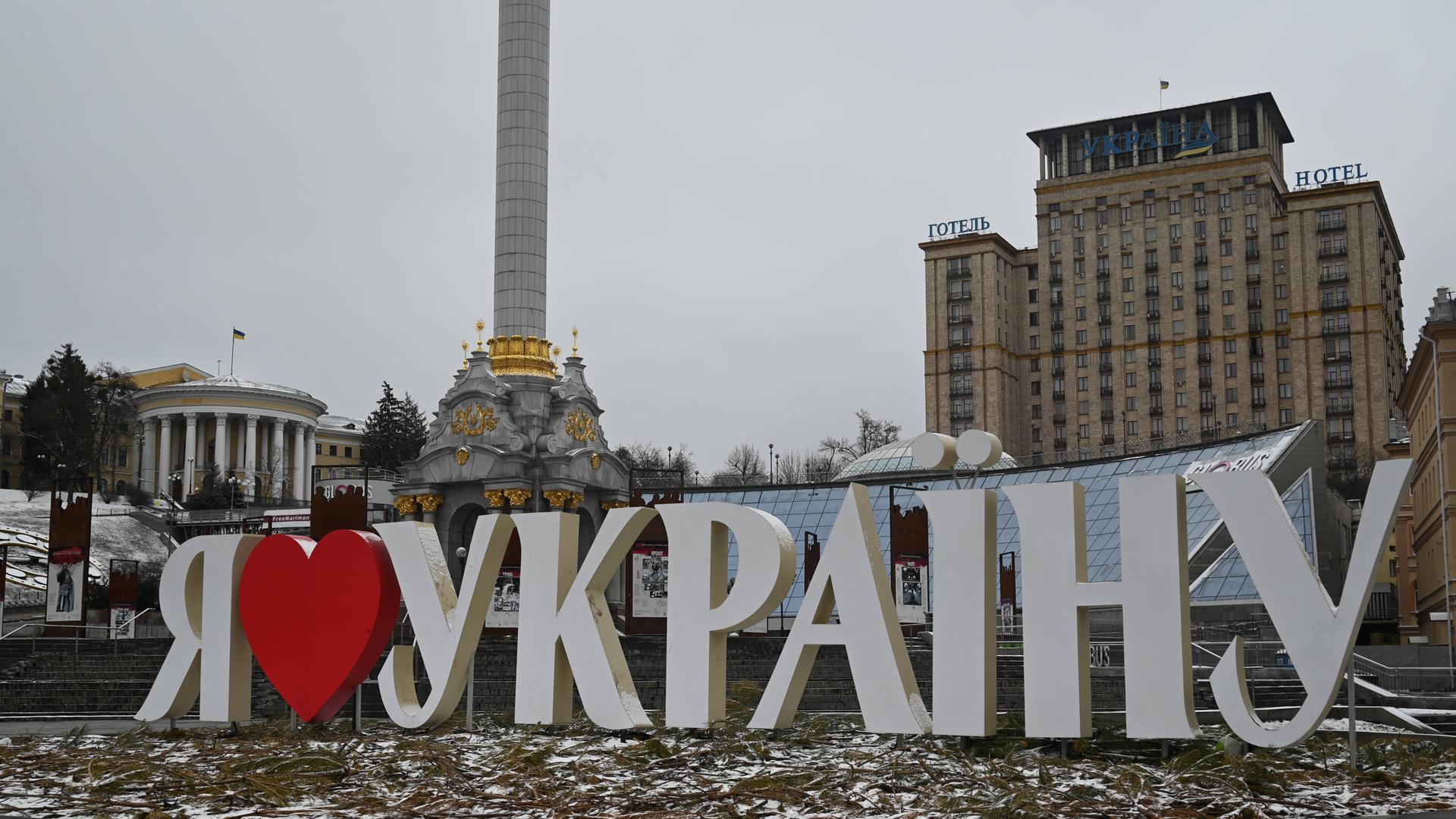Der Maidan im Zentrum der ukrainischen Hauptstadt Kiew mit dem Schriftzug "Ich liebe die Ukraine" und dem Hotel Moskau im Hintergrund.  