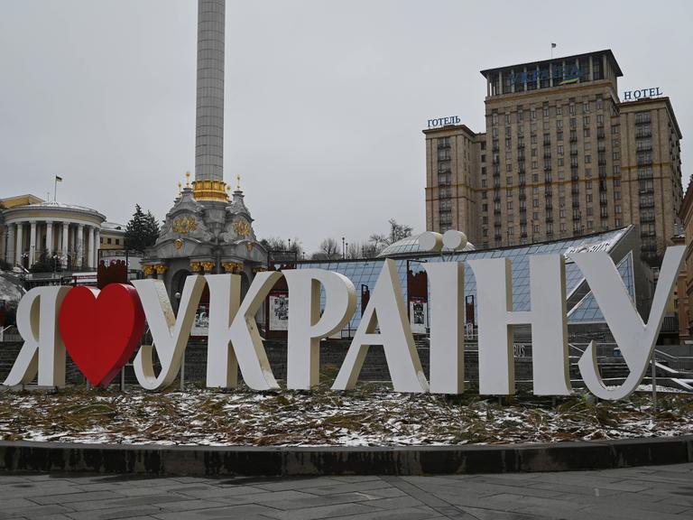 Der Maidan im Zentrum der ukrainischen Hauptstadt Kiew  mit demn Schriftzug "Ich liebe die Ukraine" und dem Hotel Moskau im HIntergrund.  