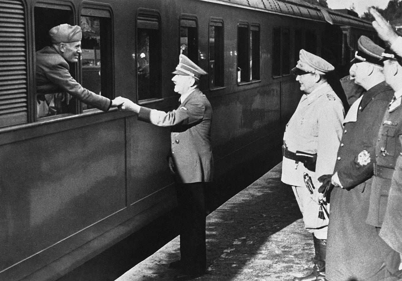 August 1944: Adolf Hitler verabschiedet Benito Mussolini nach einer Konferenz in Deutschland August 1944: Adolf Hitler verabschiedet Benito Mussolini nach einer Konferenz in Deutschland
