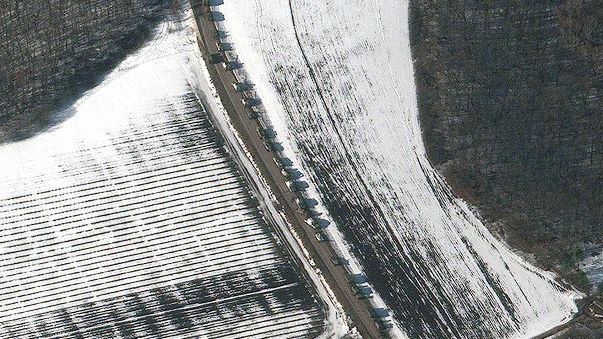Satellitenbild eines russischen Panzer- und Artilleriekonvois die Richtung der ukrainischen Region Sergiyevka am 24. Februar 2022 Satellitenbild eines russischen Panzer- und Artilleriekonvois die Richtung der ukrainischen Region Sergiyevka am 24. Februar 2022