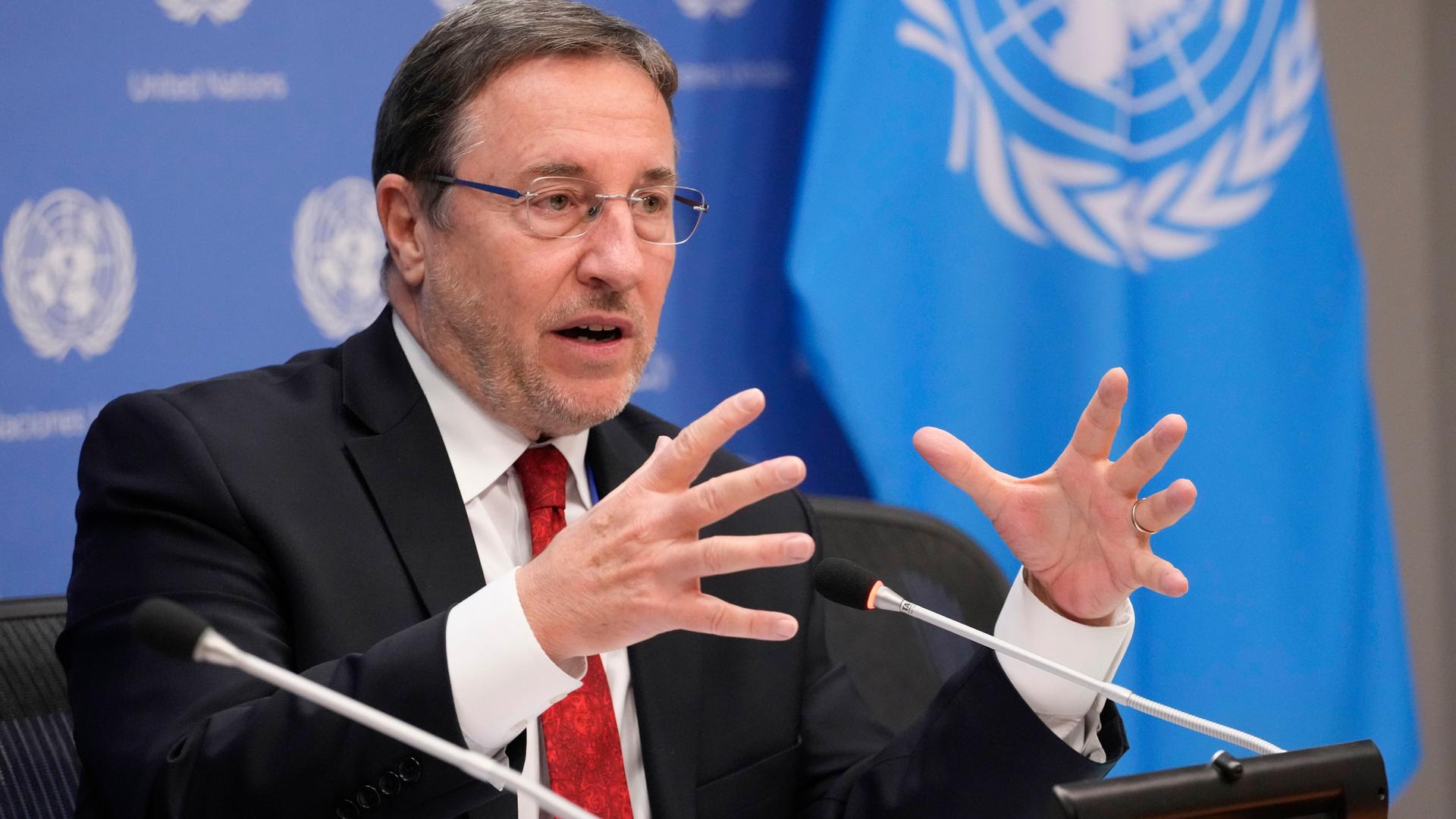Der Leiter des UNO-Entwicklungsprogramms, Achim Steiner, spricht und gestikuliert während einer Pressekonferenz am Mikrofon. Der Leiter des UNO-Entwicklungsprogramms, Achim Steiner, spricht und gestikuliert während einer Pressekonferenz am Mikrofon.