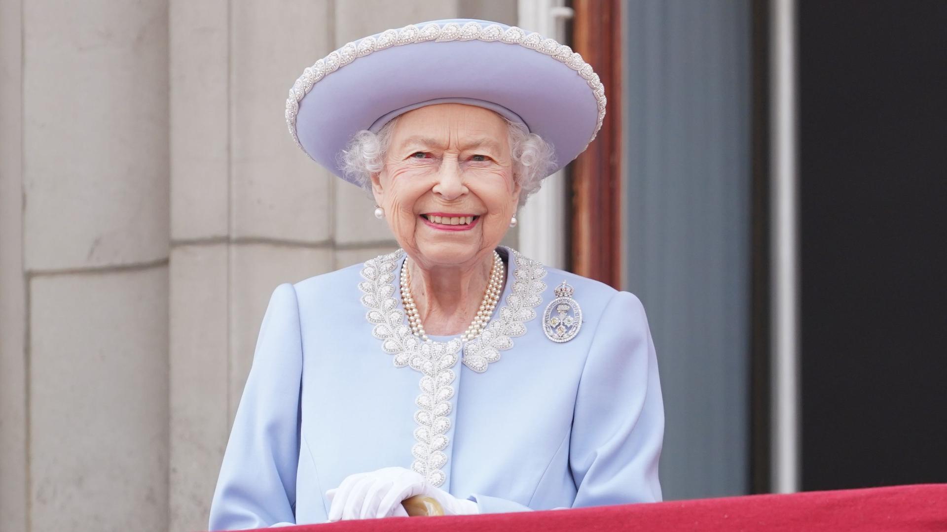 Königin Elizabeth die 2.te beobachtet vom Balkon des Buckingham Palace aus die Militär-Parade. Königin Elizabeth die 2.te beobachtet vom Balkon des Buckingham Palace aus die Militär-Parade.