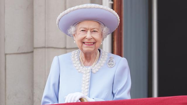 Königin Elizabeth die 2.te beobachtet vom Balkon des Buckingham Palace aus die Militär-Parade.