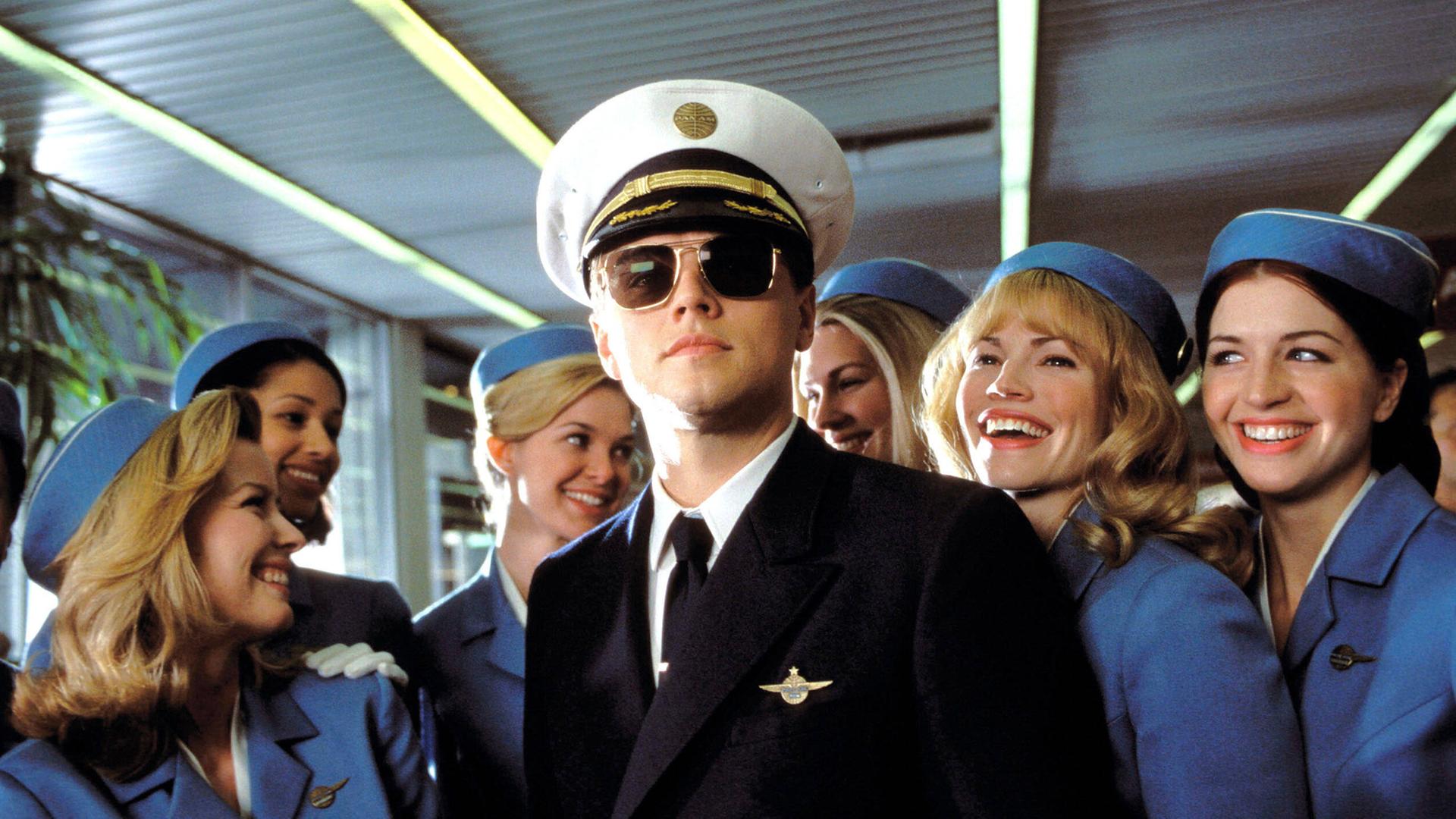 Leonardo Di Caprio als hochstapelnder vermeintlicher Pilot umringt von Stewardessen im Film "CATCH ME IF YOU CAN" von 2002 Leonardo Di Caprio als hochstapelnder vermeintlicher Pilot umringt von Stewardessen im Film "CATCH ME IF YOU CAN" von 2002