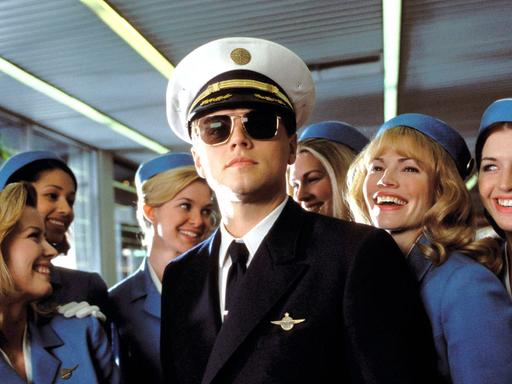 Leonardo Di Caprio als hochstapelnder vermeintlicher Pilot umringt von Stewardessen im Film "CATCH ME IF YOU CAN" von 2002