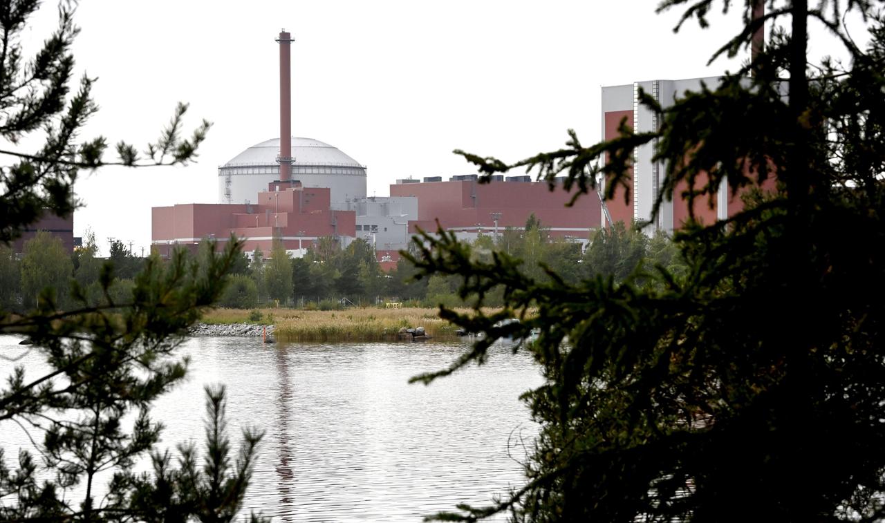Blick durch Bäume auf das Atomkraftwerk von Olkiluoto in Finnland Blick durch Bäume auf das Atomkraftwerk von Olkiluoto in Finnland