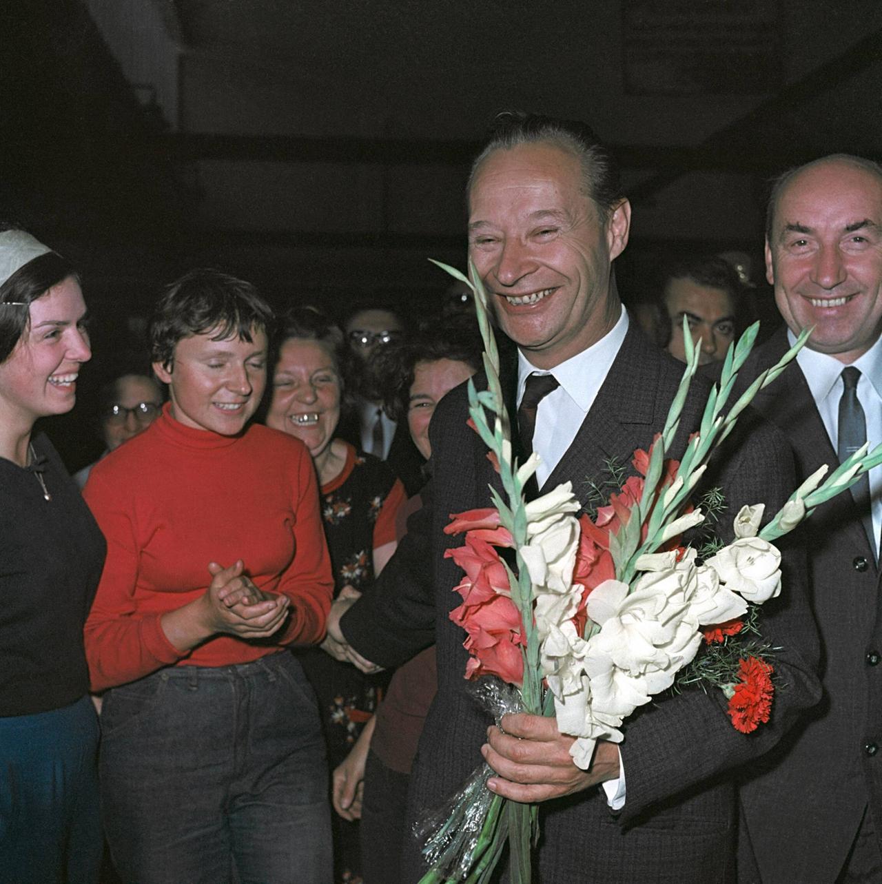 Der kommunistische Parteichef Alexander Dubcek trifft Arbeiter der Avia-Fabrik in Prag, August 1968 Der kommunistische Parteichef Alexander Dubcek trifft Arbeiter der Avia-Fabrik in Prag, August 1968