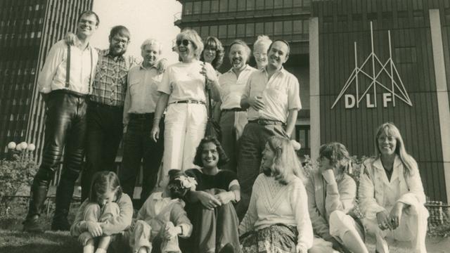 Schwarz-Weiß-Aufnahme zeigt eine Gruppe von Mitarbeiterinnen und Mitarbeitern des Deutschlandfunk vor dem Kölner Funkhaus am Raderberggürtel