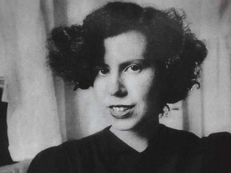 Porträtaufnahme von 1948 in sw von Kathrine Talbot. 