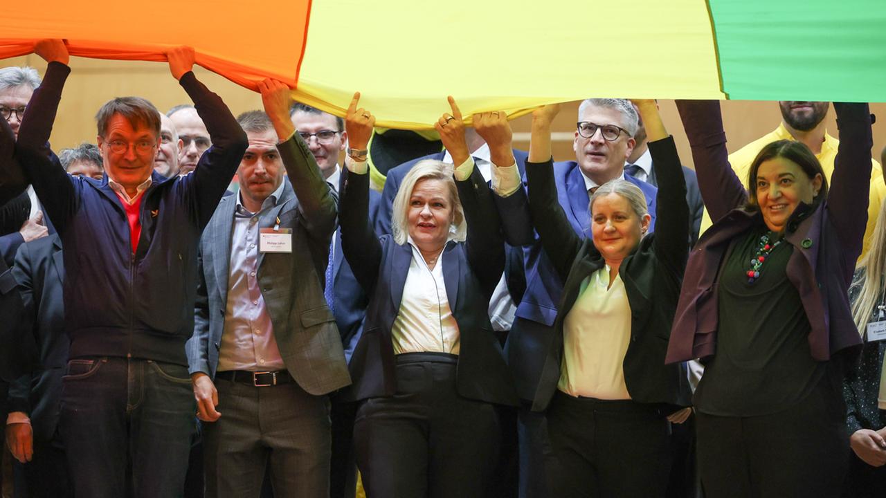 Karl Lauterbach (l-r, SPD), Bundesgesundheitsminister, Ex-Fußballprofi Philipp Lahm, Nancy Faeser (SPD), Bundesinnenministerin, Kerstin Holze, Vizepräsidentin des DOSB, und Ekin Deligöz (Bündnis 90/Die Grünen), Parlamentarische Staatssekretärin für Familie, Senioren, Frauen und Jugend, machen beim Bewegungsgipfel zur Stärkung des Sports in Deutschland in der Max-Schmeling-Halle eine Bewegungsübung. Karl Lauterbach (l-r, SPD), Bundesgesundheitsminister, Ex-Fußballprofi Philipp Lahm, Nancy Faeser (SPD), Bundesinnenministerin, Kerstin Holze, Vizepräsidentin des DOSB, und Ekin Deligöz (Bündnis 90/Die Grünen), Parlamentarische Staatssekretärin für Familie, Senioren, Frauen und Jugend, machen beim Bewegungsgipfel zur Stärkung des Sports in Deutschland in der Max-Schmeling-Halle eine Bewegungsübung.