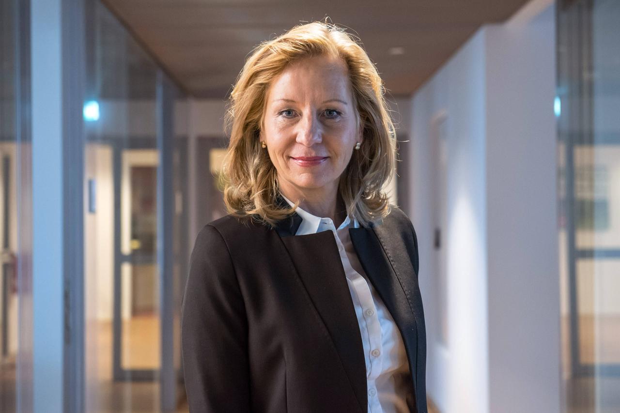 Patricia Schlesinger blickt in die Kamera. Patricia Schlesinger blickt in die Kamera.