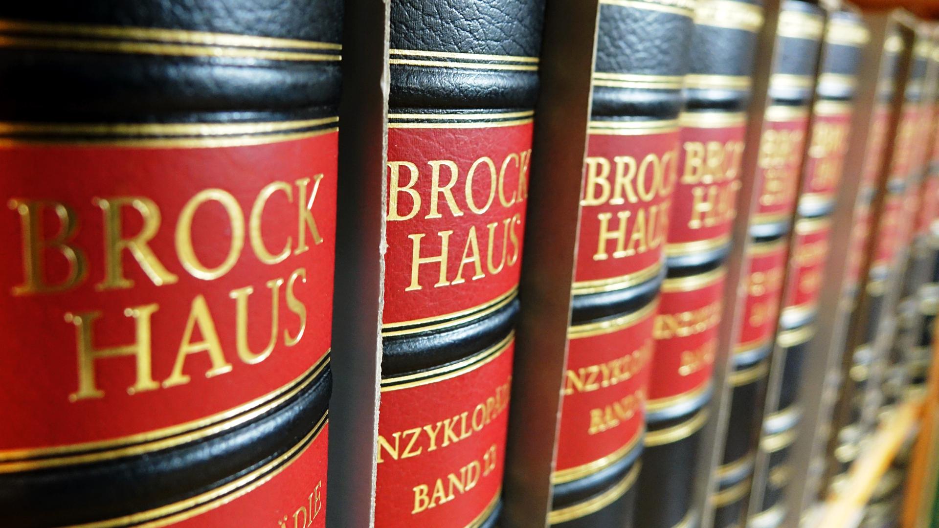 Mehrere Bücher der Reihe Brockhaus stehen in Berlin in einem Bücherregal