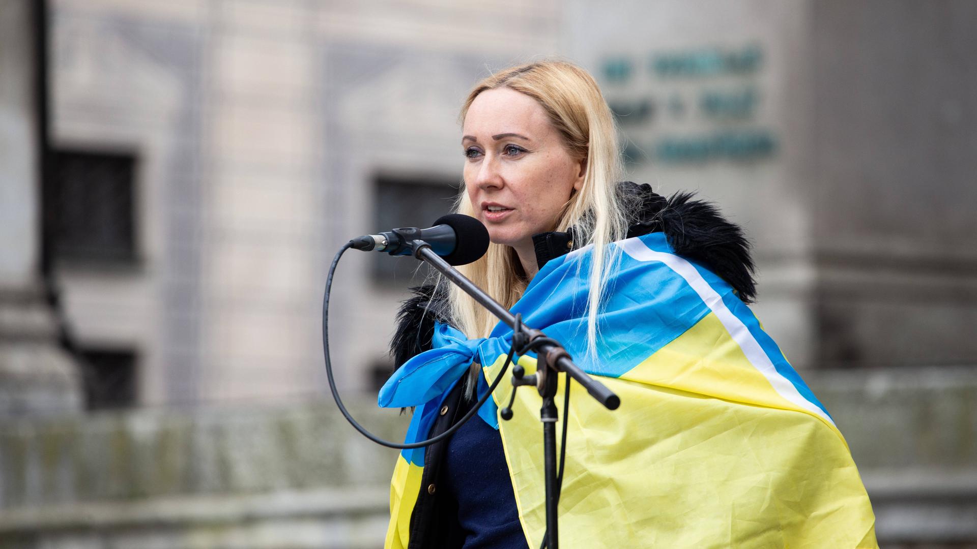 Daria Onyshchenko am Mikrofon mit Ukraine-Flagge um die Schultern. Daria Onyshchenko am Mikrofon mit Ukraine-Flagge um die Schultern.