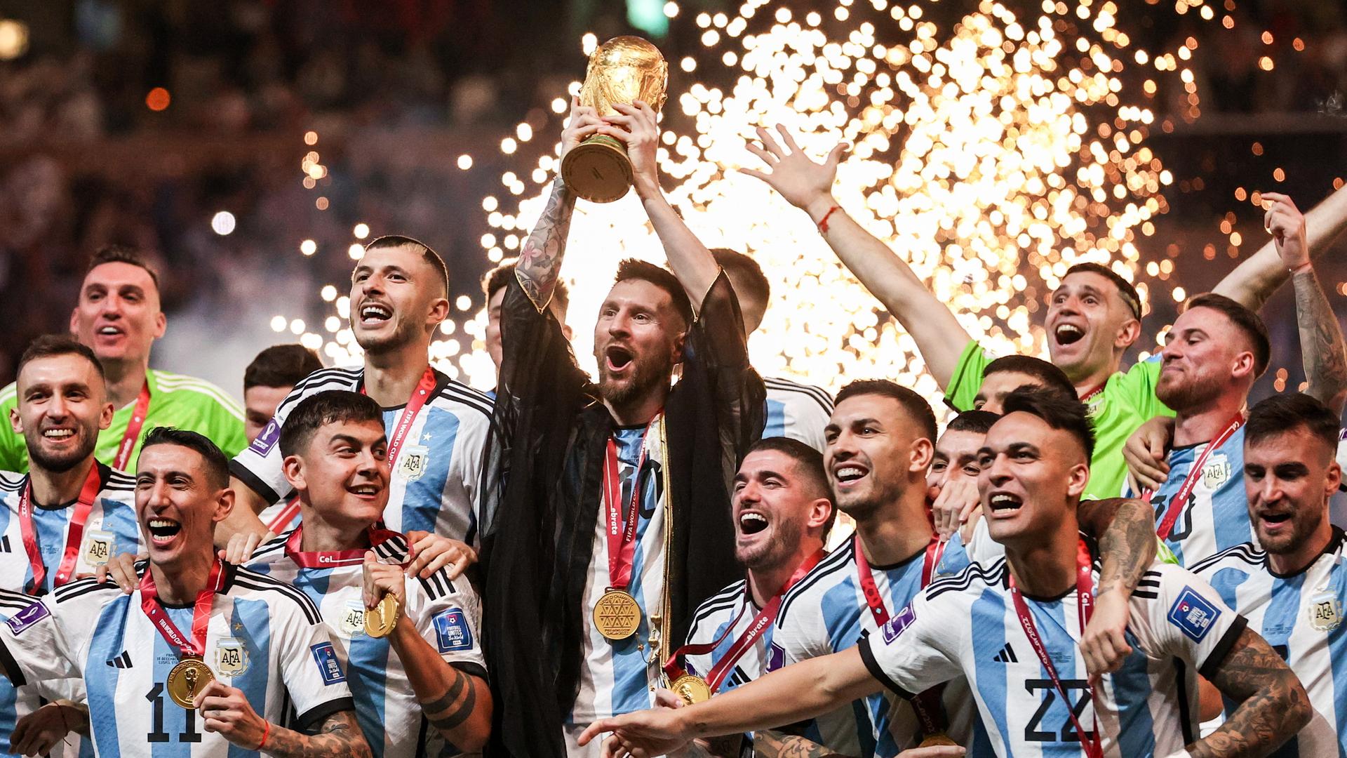 Der argentinische Kapitän Lionel Messi hält den Pokal in der Hand. Der argentinische Kapitän Lionel Messi hält den Pokal in der Hand.