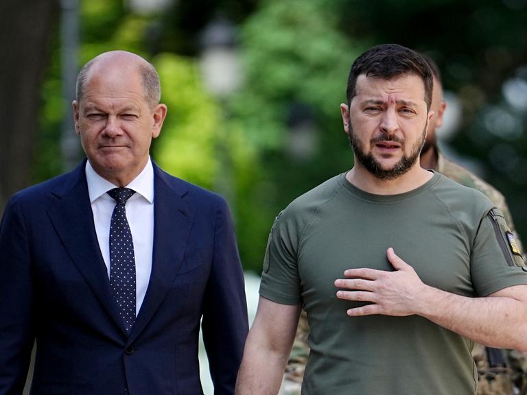 Wolodymyr Selenskyj (r.), Präsident der Ukraine, und Bundeskanzler Olaf Scholz (SPD) kommen bei dessen Ukraine-Besuch zu einer gemeinsamen Pressekonferenz