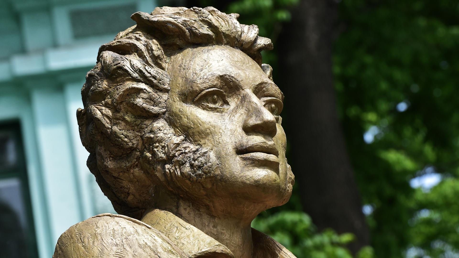 Das Foto zeigt den oberen Teil einer großen Bronzestatue des russischen Dichters Alexander Puschin im russischen Ussuriysk. Das Foto zeigt den oberen Teil einer großen Bronzestatue des russischen Dichters Alexander Puschin im russischen Ussuriysk.