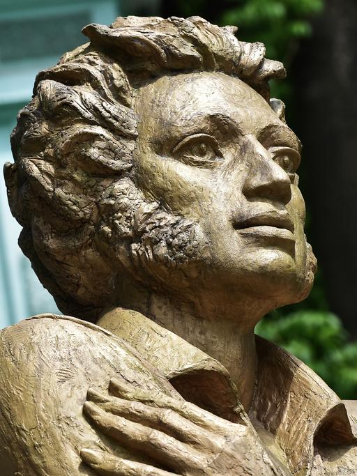 Das Foto zeigt den oberen Teil einer großen Bronzestatue des russischen Dichters Alexander Puschin im russischen Ussuriysk.