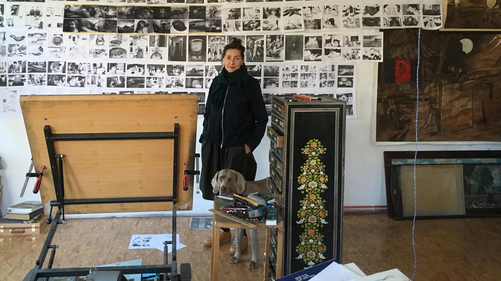 Die Zeichnerin Anke Feuchtenberger steht in ihrem Atelier vor einer Wand mit vielen Zeichnungen Die Zeichnerin Anke Feuchtenberger steht in ihrem Atelier vor einer Wand mit vielen Zeichnungen