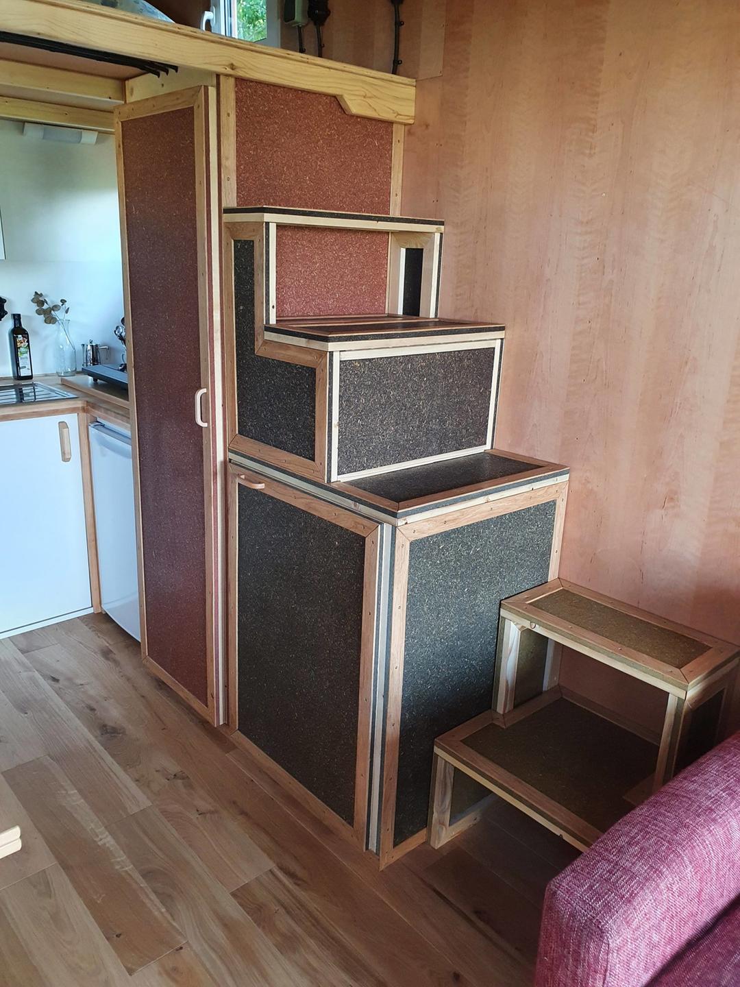 Treppe und Küchenzeile: Blick ins Tiny-House, das aus Baumaterial aus dem Moor entstanden ist Treppe und Küchenzeile: Blick ins Tiny-House, das aus Baumaterial aus dem Moor entstanden ist