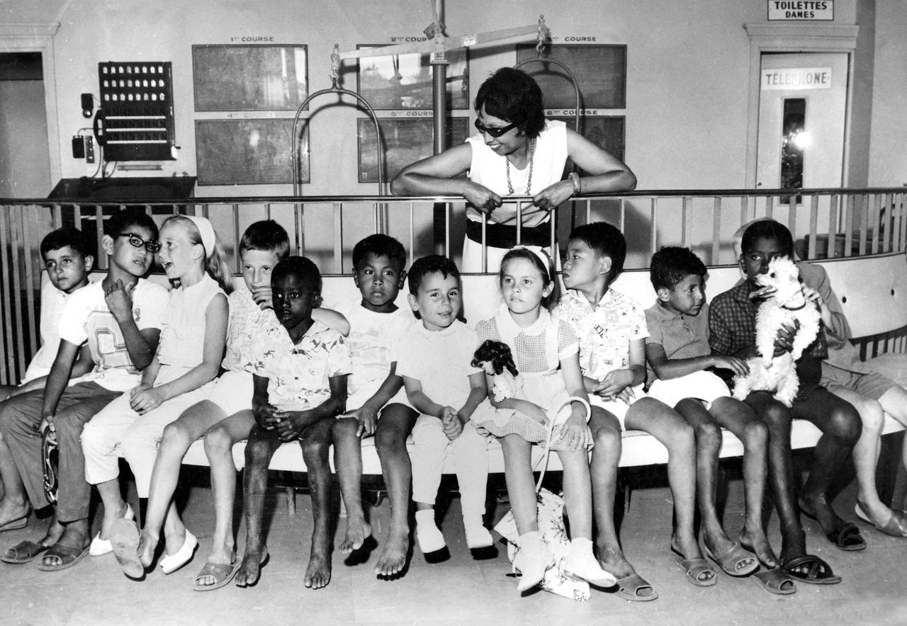 Josephine Baker mit ihren Adoptiv-Kindern im Jahr 1964