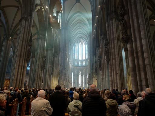 Weihrauch füllt beim Pontifikalamt zum Ostersonntag 2023 den Dom.