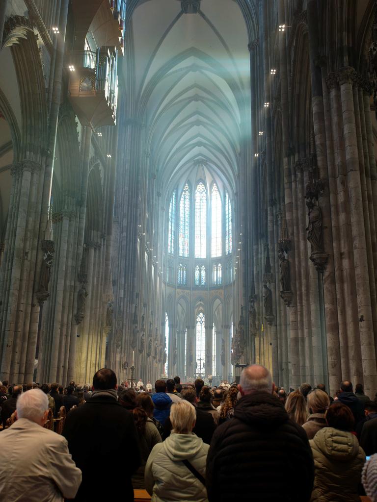 Weihrauch füllt beim Pontifikalamt zum Ostersonntag 2023 den Dom.