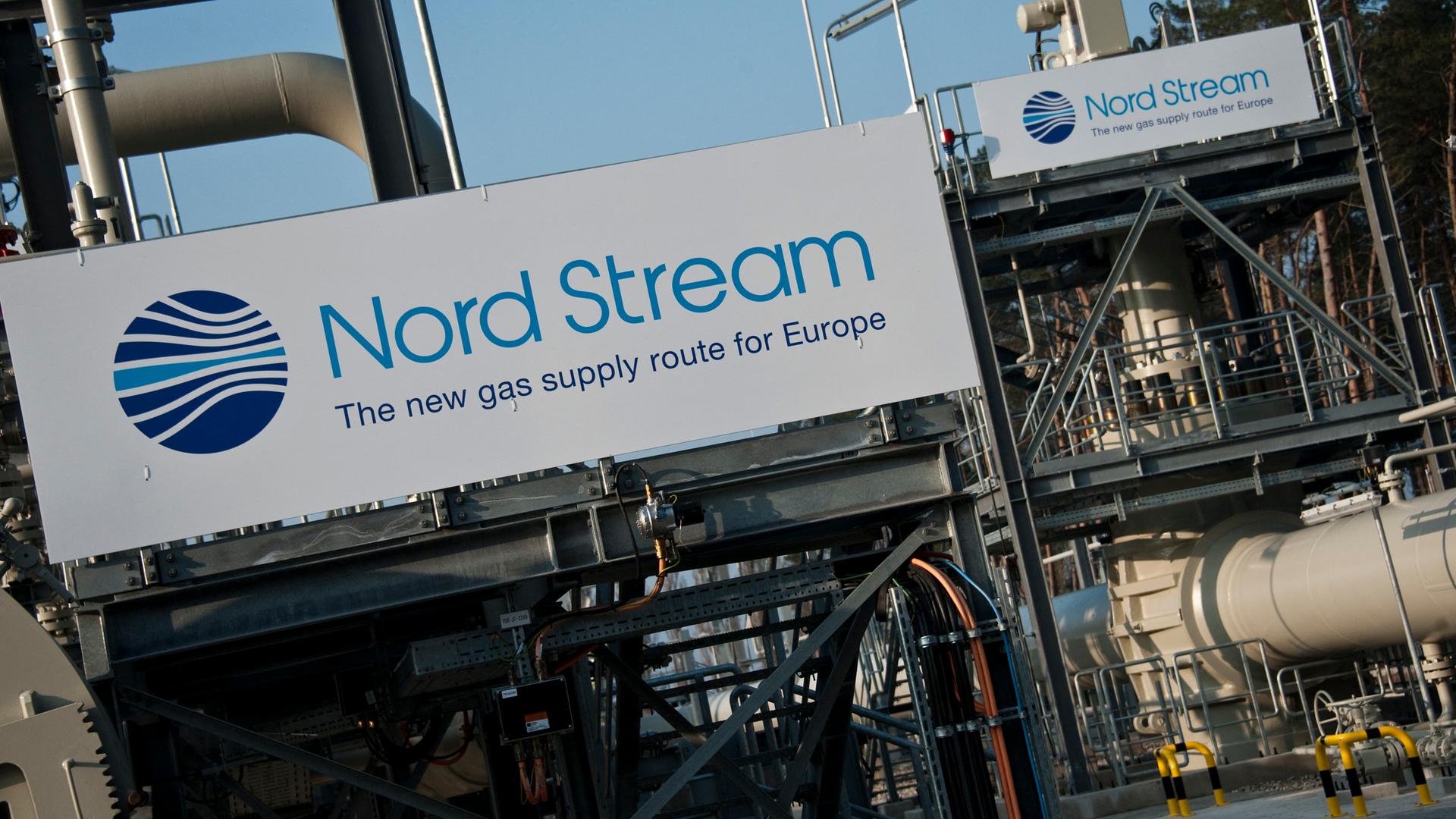 Rohre und Schilder mit der Aufschrift "Nord Stream 1" sind an der Empfangsstation der Ostseepipeline in Lubmin in Mecklenburg Vorpommern zu sehen.